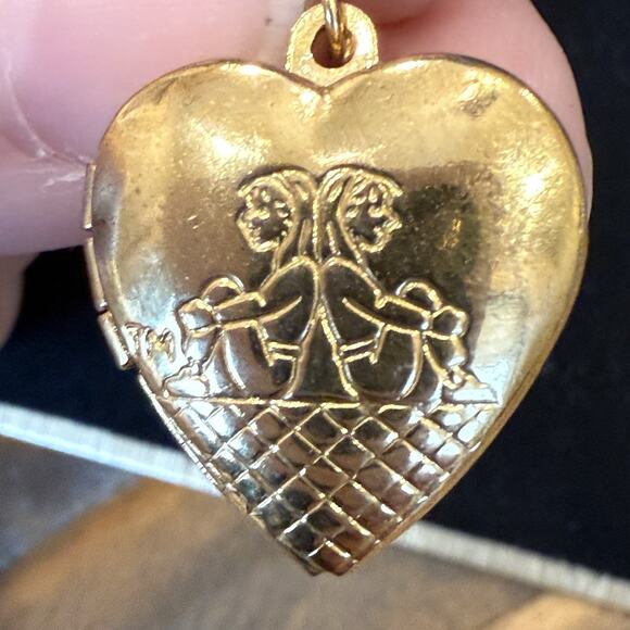 VTG Gold Tone Two Sisters Best Friends Love Heart Photo Locket Charm Pendant - Picture 5 of 7